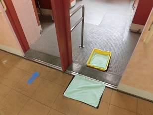 トイレの出口の上履きの消毒セット